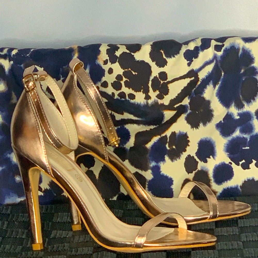 NIB Truffle Collection Barely There Heel